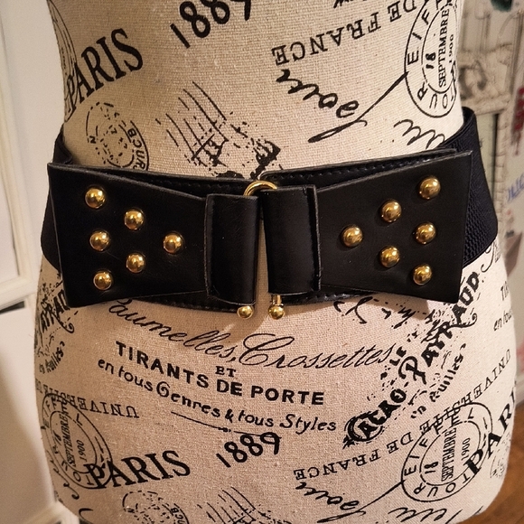 Stylish Black Belt with Gold Accents - Picture 1 of 5